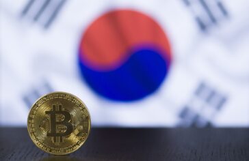 Moneta bitcoin, w tle flaga Korei Południowej