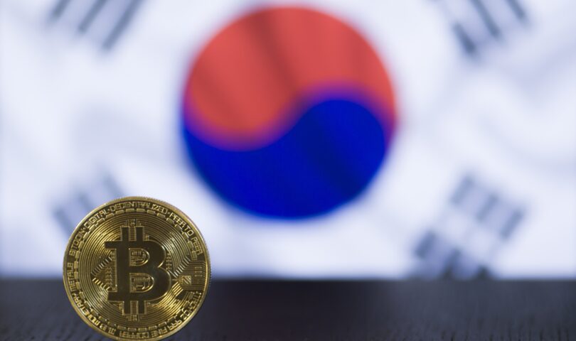 Moneta bitcoin, w tle flaga Korei Południowej