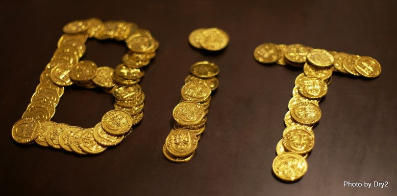 Napis BIT ułożony ze złotych monet