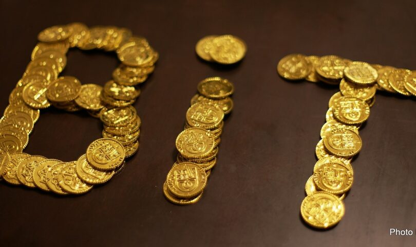 Napis BIT ułożony ze złotych monet