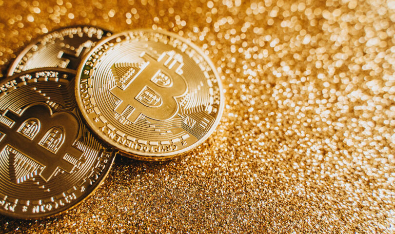 Monety bitcoin i złoto
